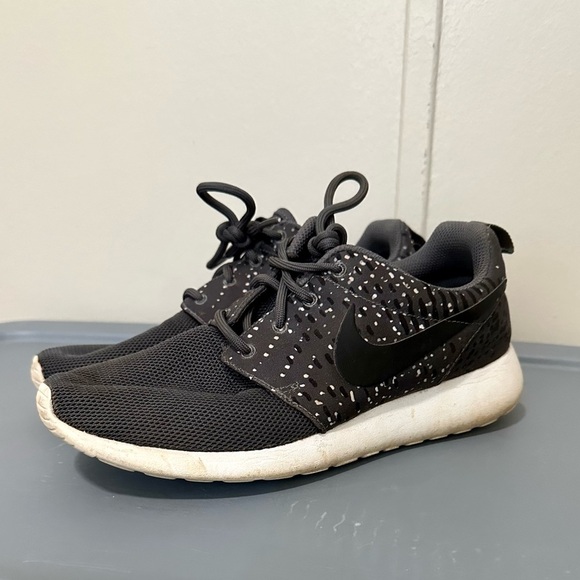 Nike Shoes - Nike Gray and White Spotted Roshe Tennis Shoes Women’s size 7.5